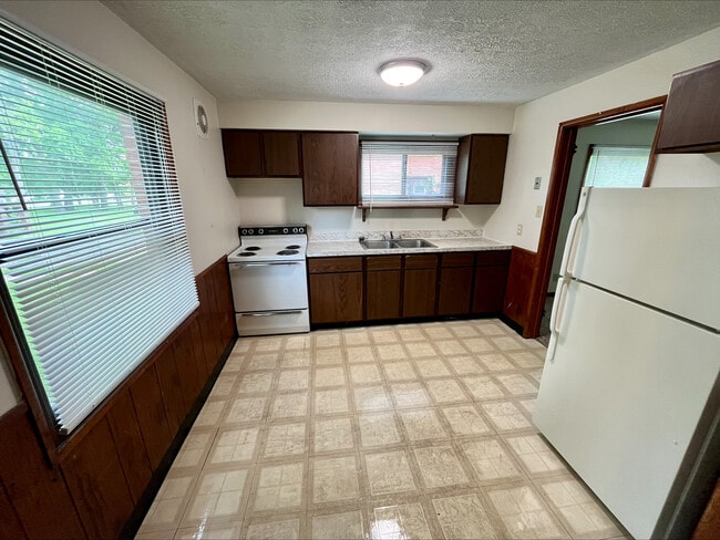 1141 Saxe Ave in Cuyahoga Falls, OH - Foto de edificio - Building Photo
