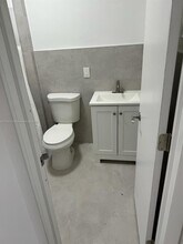 111 SW 8th Ct, Unit 2 in Hallandale Beach, FL - Building Photo - Building Photo