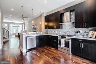 740 S Christopher Columbus Blvd in Philadelphia, PA - Building Photo