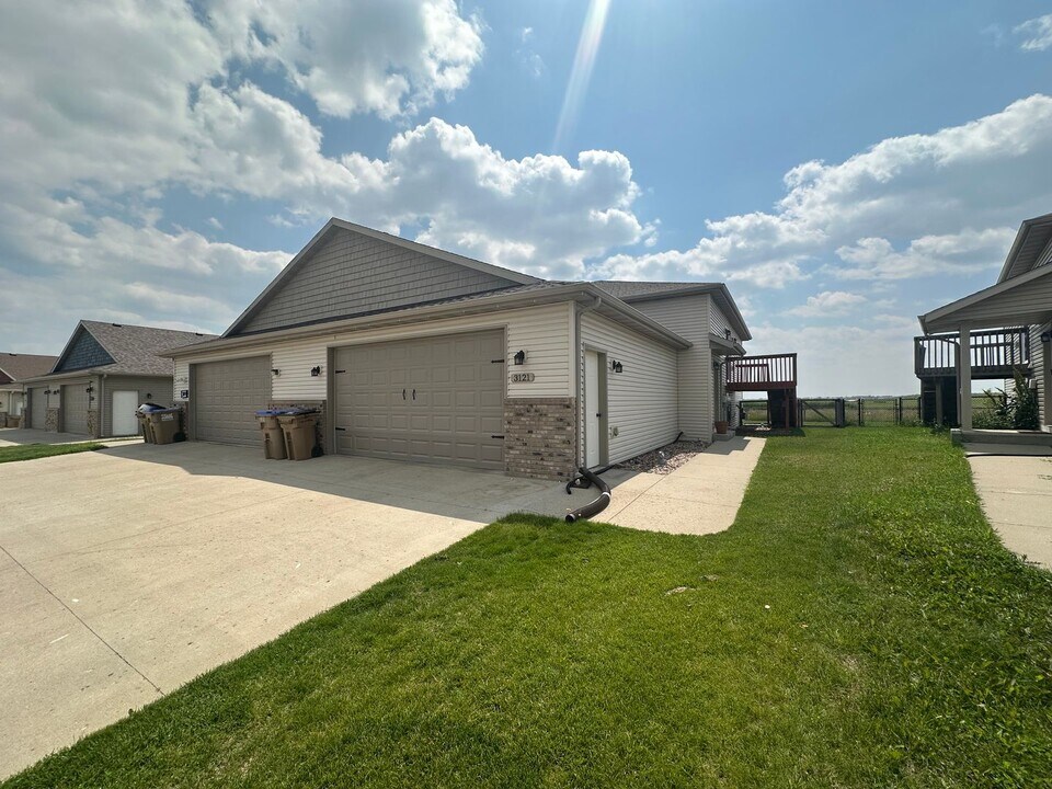 3121 8th St NE in Minot, ND - Building Photo