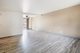 Lookingglass Apartments in Roseburg, OR - Foto de edificio - Building Photo