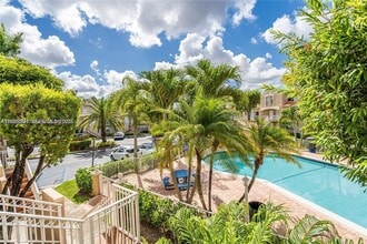 665 NW 85th Pl, Unit 10-212 in Miami, FL - Building Photo - Building Photo