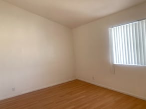 390 E Madison Ave in El Cajon, CA - Foto de edificio - Building Photo