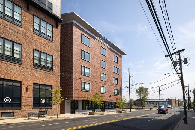 656 Grand St in Jersey City, NJ - Foto de edificio - Building Photo