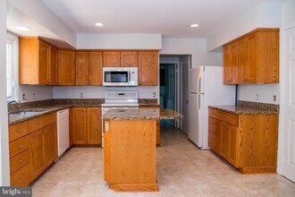 6015 Burnside Landing Dr in Burke, VA - Building Photo - Building Photo