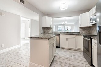 1392 Churchill Cir in Naples, FL - Foto de edificio - Building Photo