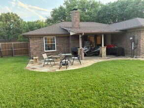 1401 Fieldstone Ct E in Bedford, TX - Building Photo - Building Photo