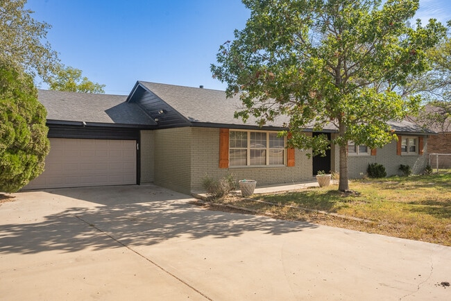 403 Palo Duro Dr in Canyon, TX - Foto de edificio - Building Photo