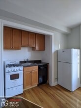 737 W Belmont Ave, Unit 214-RA in Chicago, IL - Foto de edificio - Building Photo