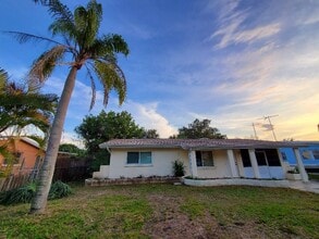 820 Pineland Ave in Venice, FL - Foto de edificio - Building Photo