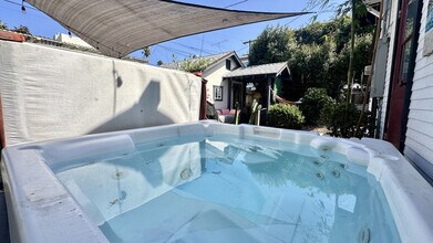 4752 Lotus St in San Diego, CA - Foto de edificio - Building Photo