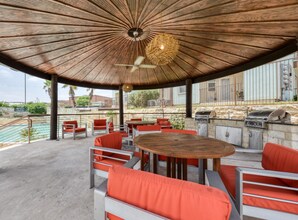 6007 Grissom Rd in San Antonio, TX - Foto de edificio - Building Photo