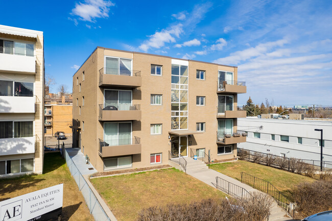 Tropicana Manor in Calgary, AB - Building Photo - Building Photo