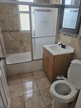 27 E 28th St, Unit Apt 2 in Bayonne, NJ - Foto de edificio - Building Photo