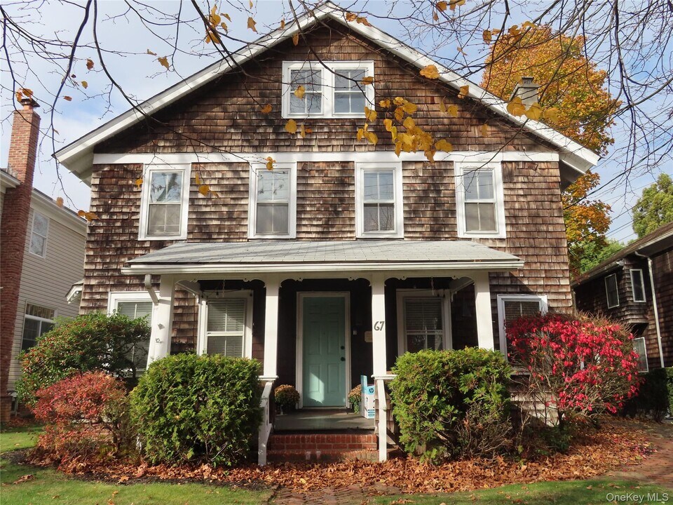 67 Prospect St in Babylon, NY - Building Photo