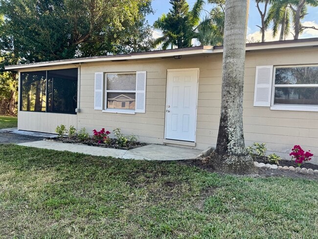 77 2nd St, Unit 77 in Ft. Myers, FL - Foto de edificio - Building Photo