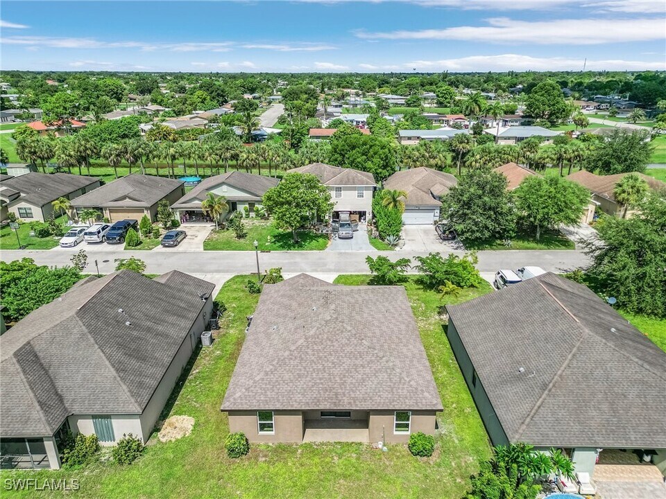 390 Shadow Lakes Dr in Lehigh Acres, FL - Building Photo