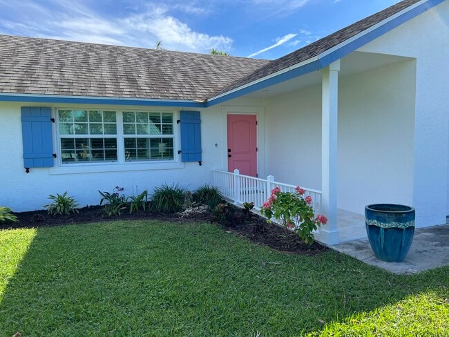 8014 SE Carlton St in Hobe Sound, FL - Building Photo - Building Photo