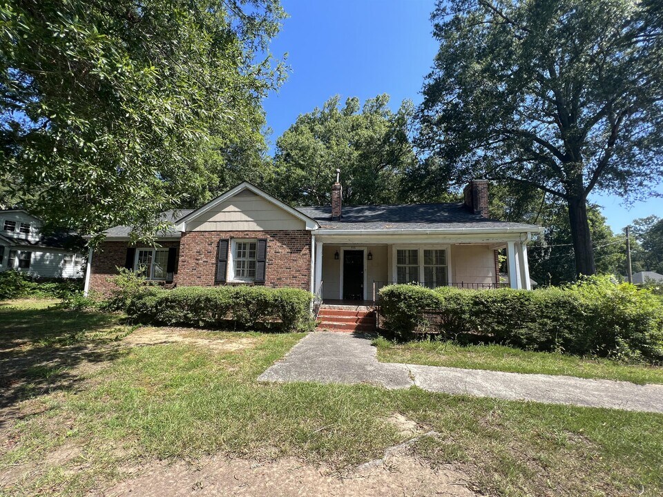 506 W Farley Ave in Laurens, SC - Foto de edificio