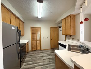 18183 Warbler Ln in Eden Prairie, MN - Building Photo - Building Photo