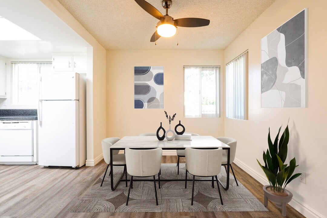 1110 Meadow Lake Dr, Unit 10-04 in Vista, CA - Foto de edificio