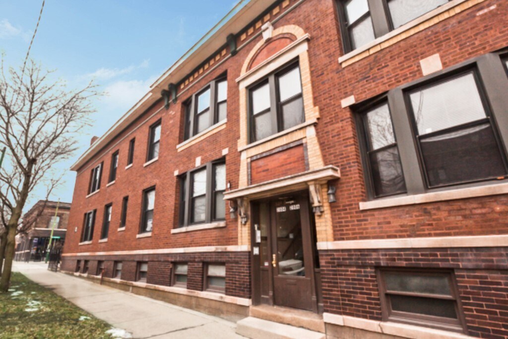 2902 W Diversey Ave in Chicago, IL - Building Photo