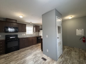 140 Humphrey Dr in Oxford, MI - Building Photo - Building Photo