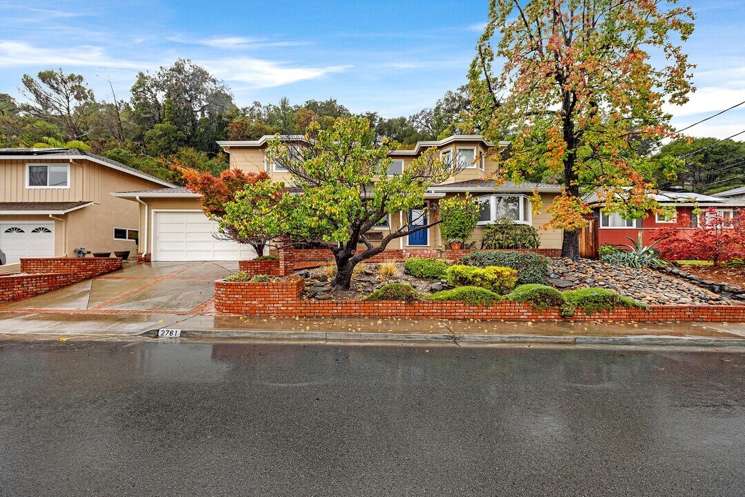 2761 Bromley Dr in San Carlos, CA - Building Photo