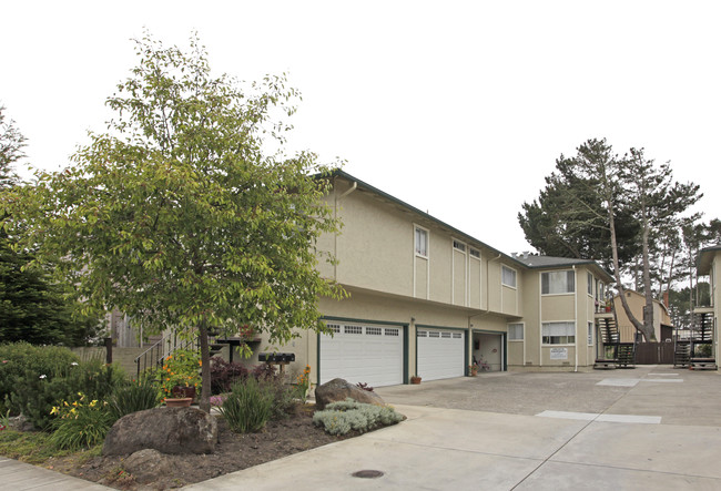 470 Pine Ave in Half Moon Bay, CA - Building Photo - Building Photo