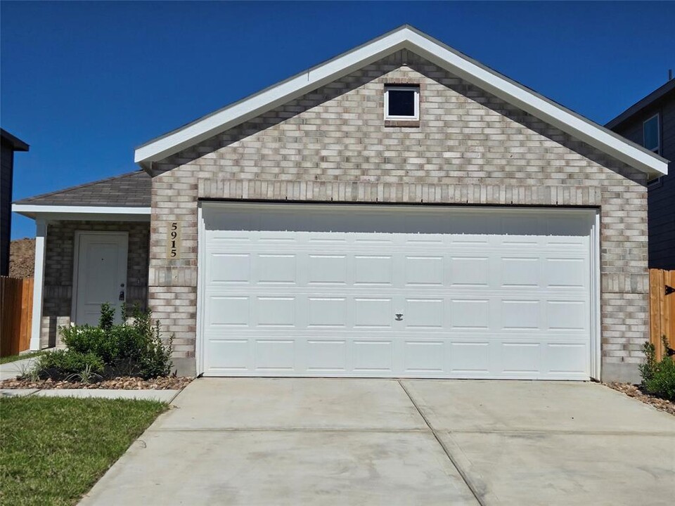 5915 Hartside Farm Trl in Humble, TX - Building Photo