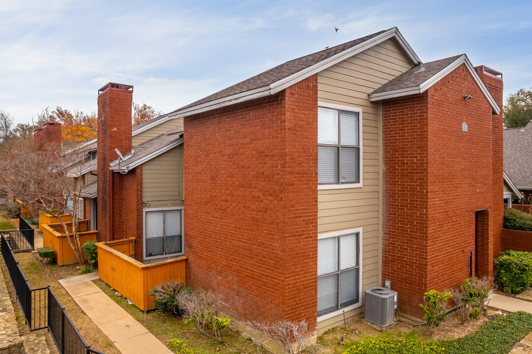 Forest Point in Dallas, TX - Building Photo