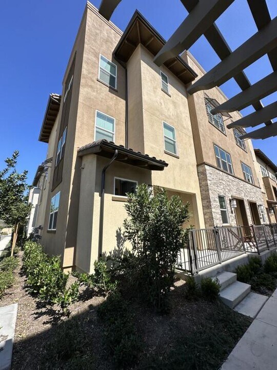 49 Sanctuary Ln in Mission Viejo, CA - Foto de edificio