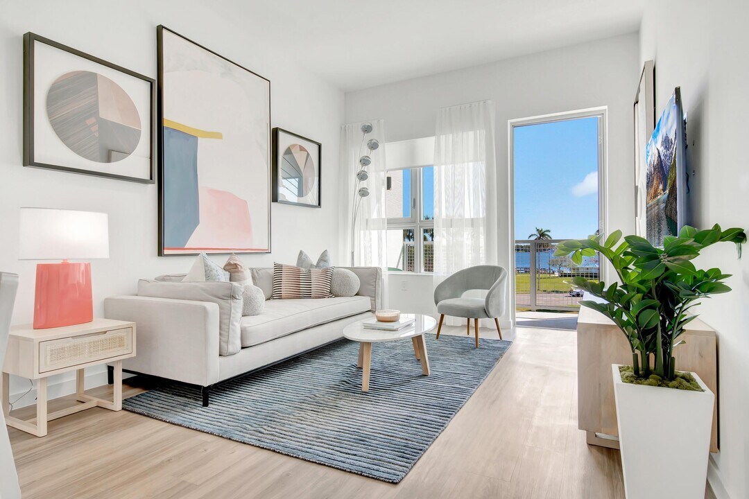2121 Broward Ave in West Palm Beach, FL - Building Photo