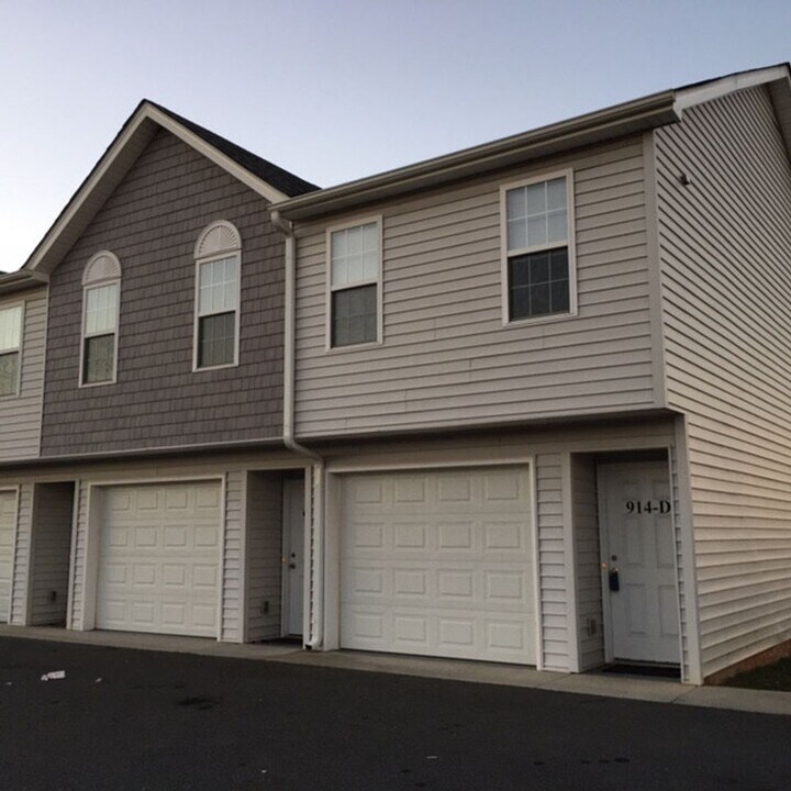 914 Brawley School Rd in Mooresville, NC - Building Photo