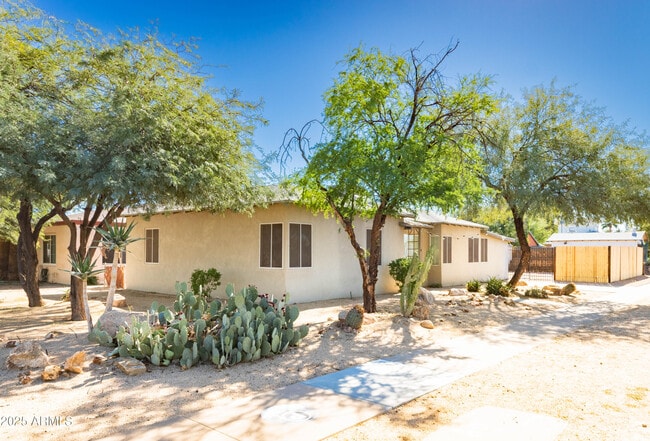 property at 1501 E Palm Ln