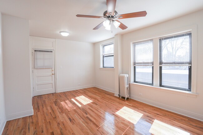 4254 N Clark St in Chicago, IL - Foto de edificio - Building Photo