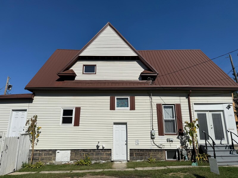145 N Oakland Ave in Sharon, PA - Building Photo