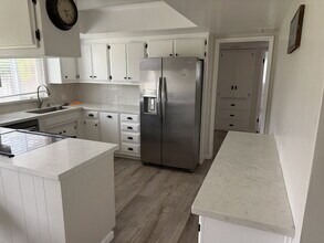 3724 Garnsey Ln in Bakersfield, CA - Foto de edificio - Building Photo