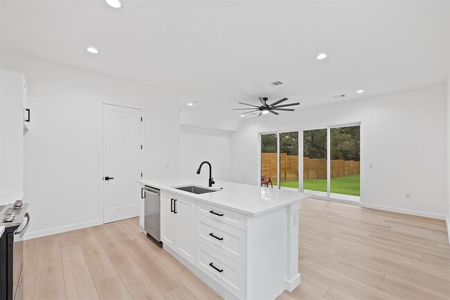 21505 Boggy Ford Rd in Lago Vista, TX - Building Photo - Building Photo