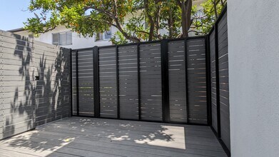 1333 Brockton Ave in Los Angeles, CA - Foto de edificio - Building Photo