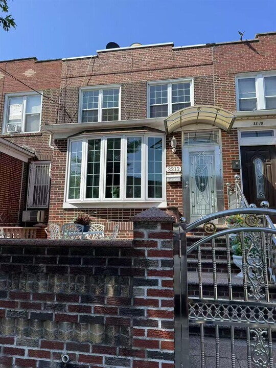 33-12 24th Ave in Queens, NY - Building Photo