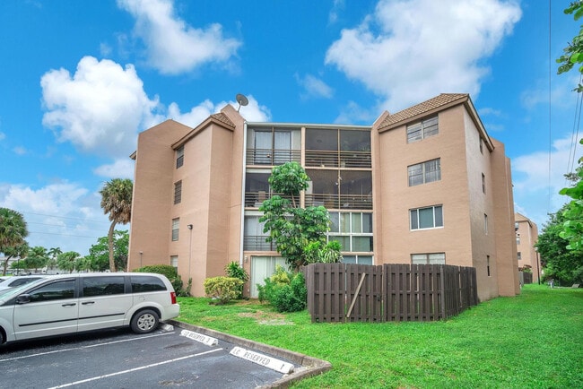 3100 N Pine Island Rd in Sunrise, FL - Foto de edificio - Building Photo