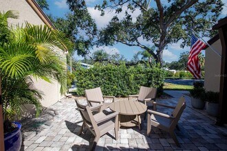 3694 Glen Oaks Manor Dr in Sarasota, FL - Foto de edificio - Building Photo