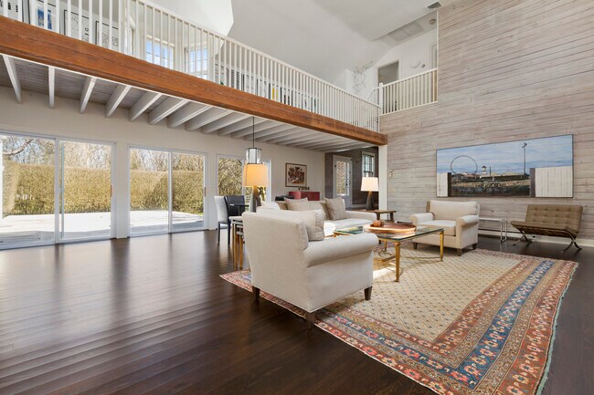 470 Captains Neck Ln in Southampton, NY - Building Photo - Building Photo