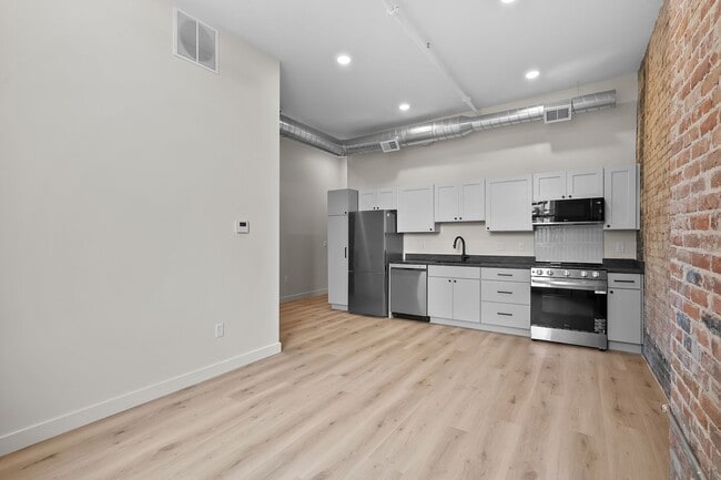 266 E Michigan Ave, Unit 203 in Kalamazoo, MI - Foto de edificio - Building Photo