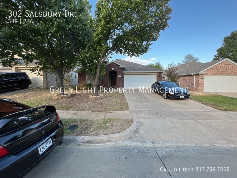 302 Salsbury Dr in Euless, TX - Building Photo