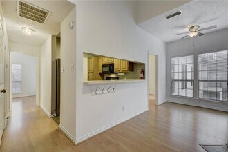3001 Cedar, Unit 306 in Austin, TX - Building Photo - Building Photo