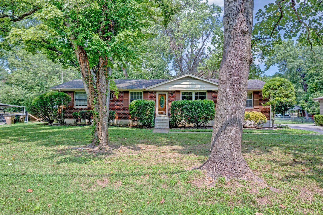5017 W Durrett Dr in Nashville, TN - Building Photo