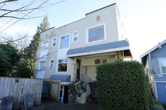 West Hill Apartments in Seattle, WA - Building Photo - Building Photo