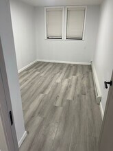 31-69 30th St in Queens, NY - Foto de edificio - Building Photo